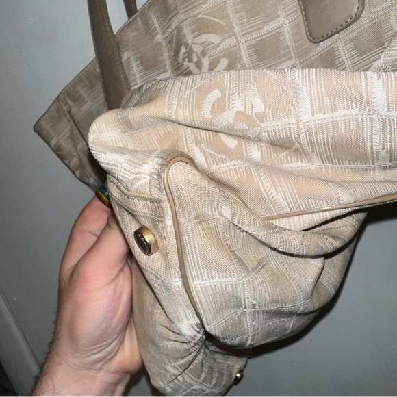 CHANEL Beige Checkered travel Tote Bag - Picture 6 of 16